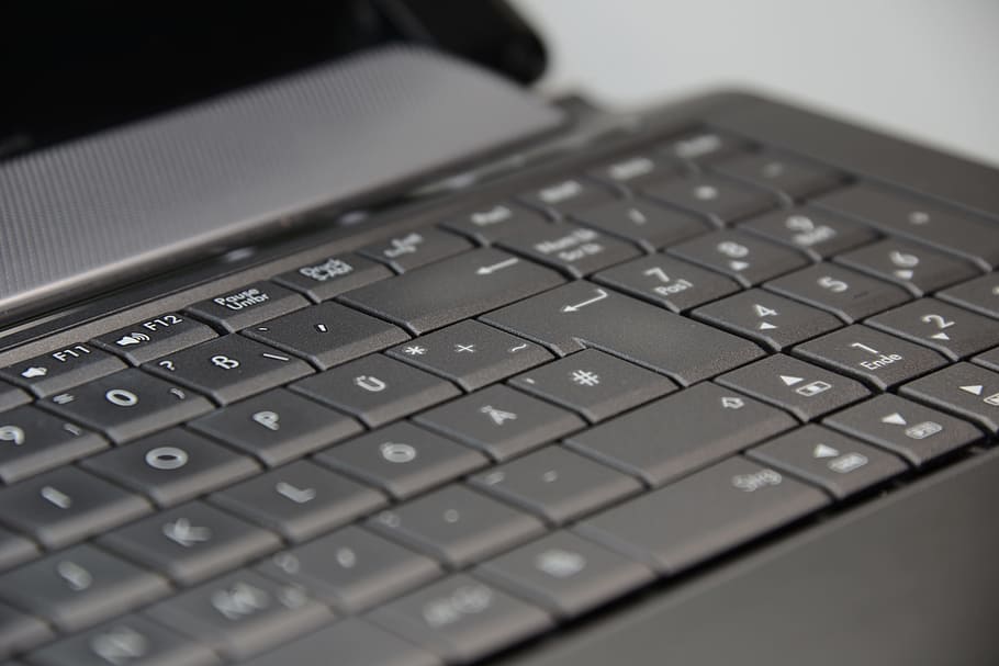 sort bærbar computer, tastatur, notesbog, nøgler, computer, forlade, input, lommeregner, bærbar, pc, hanen, datailaufnahme, hardware, computer tastatur, makro foto, mellemrumstasten, teknologi, selektiv fokusering, tæt på, virksomhedernes forretning, computerudstyr, meddelelse, trådløs teknologi, indendørs, brev, alfabet, nummer, forbindelse, ingen mennesker, computer del, tekst, fokus på forgrunden, bord, computer nøgle, 5K