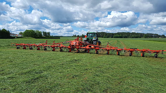 trattore, Qui, fieno, agricoltura, paesaggio, nuvola - cielo, cielo, terra, scena rurale, pianta, campo, ambiente, azienda agricola, natura, macchinari agricoli, mezzi di trasporto, crescita, macchinario, colore verde, scenics - natura, giorno, attrezzatura agricola, raccolto, nessuno, all'aperto, 1080P, CC0, dominio pubblico, privo di copyright
