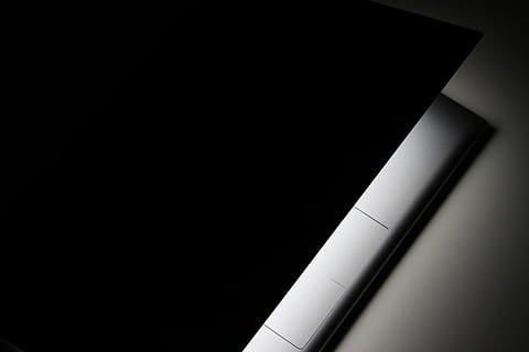 untitled, Gesloten, foto, zwart, laptop, computer, appel, macbook, browser, Onderzoek, studie, school-, bedrijf, werk, bureau, zwart en wit, zwarte kleur, zwarte achtergrond, geen mensen, detailopname, kopie ruimte, technologie, studio opname, donker, enkel object, glimmend, luxe, binnenshuis, rijkdom, abstract, zilverkleurig, witte kleur, papier, schaduw, blanco, 5K, CC0, publiek domein, royaltyvrij