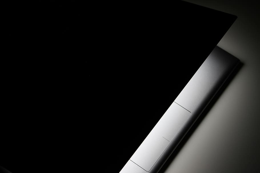 untitled, Gesloten, foto, zwart, laptop, computer, appel, macbook, browser, Onderzoek, studie, school-, bedrijf, werk, bureau, zwart en wit, zwarte kleur, zwarte achtergrond, geen mensen, detailopname, kopie ruimte, technologie, studio opname, donker, enkel object, glimmend, luxe, binnenshuis, rijkdom, abstract, zilverkleurig, witte kleur, papier, schaduw, blanco, 5K