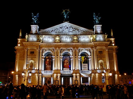 alt, uralt, Oper, die Architektur, große gruppe von menschen, Gebäudehülle, Nacht-, Reiseziele, beleuchtet, Menge, Gruppe von Leuten, gebaute Struktur, echte Menschen, Tourismus, Fassade, die Vergangenheit, Geschichte, Reise, Kunst und Handwerk, Frau, Skulptur, Männer, architektonische Säule, aufwendig, 4K, CC0, gemeinfrei, lizenzfrei