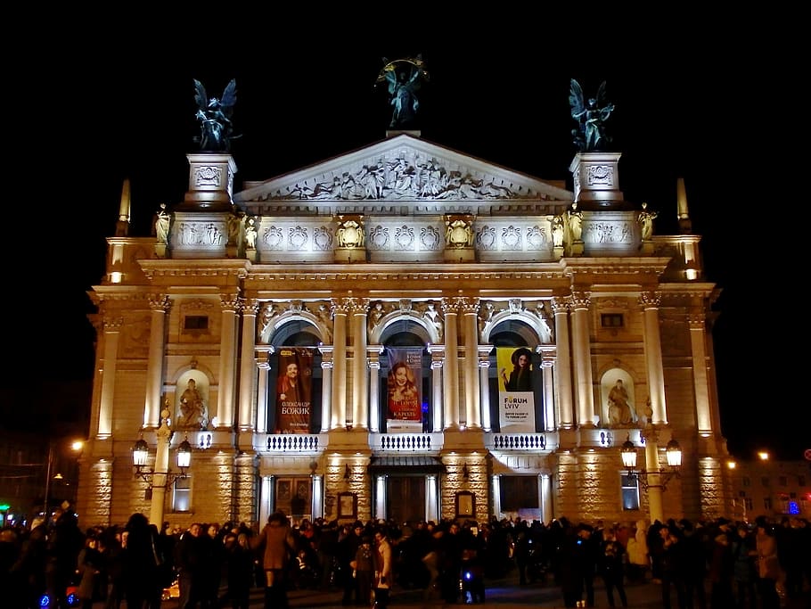 alt, uralt, Oper, die Architektur, große gruppe von menschen, Gebäudehülle, Nacht-, Reiseziele, beleuchtet, Menge, Gruppe von Leuten, gebaute Struktur, echte Menschen, Tourismus, Fassade, die Vergangenheit, Geschichte, Reise, Kunst und Handwerk, Frau, Skulptur, Männer, architektonische Säule, aufwendig, 4K