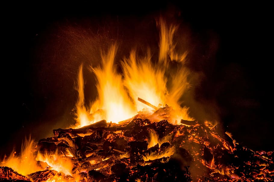 ild, lejrbål, påske brand, flamme, brænde, træ, brand - naturligt fænomen, varme - temperatur, brænding, rød, glødende, bål, nat, meddelelse, advarselsskilt, bevægelse, skilt, natur, ingen mennesker, vulkan, lava, udendørs, røg - fysisk struktur, geologi, træ - materiale, ulykker og katastrofer, magt i naturen, helvede, 5K