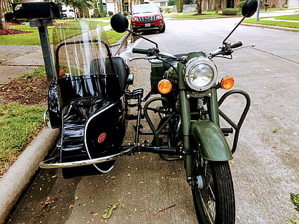 Grün, schwarz, Dreirad, Auto, Motor, Gras, Briefkasten, Motorrad, Pflaster, Straße, Transportsystem, Fahrzeuge, Räder, Transport, Transportmittel, Landfahrzeug, Fahrrad, Tag, stationär, Stadt, keine Leute, Parkplatz, Fahrradkorb, Natur, High Angle View, draußen, Kraftfahrzeug, Reise, Sonnenlicht, Rad, 1080P, CC0, gemeinfrei, lizenzfrei