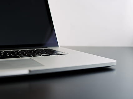 computer portatile d'argento, nero, tavolo, professionista, superficie, macbook, il computer portatile, computer, tastiera, taccuino, tecnologia, tastiera del computer, attività commerciale, pc, scrivania, nessuno, ufficio, Internet, attrezzatura, moderno, color argento, schermo del computer, tecnologia wireless, lavoro, bianca, connessione, comunicazione, avvicinamento, in casa, girato in studio, copia spazio, messa a fuoco selettiva, attrezzatura informatica, grigio, portabilità, comunicazioni globali, tasto del computer, 4K, CC0, dominio pubblico, privo di copyright