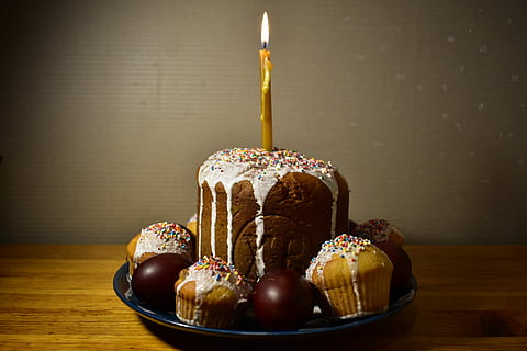vela, pastís de pasqua, foscor, cocció, ous, menjar, menjar i beguda, taula, a l'interior, cremant, frescor, flama, postres, menjar dolç, foc, dolç, al forn, pastís, indulgència, natura morta, menjar poc saludable, temptació, primer pla, cap gent, espelmes d'aniversari, muffin, 5K, CC0, domini públic, lliure de regalies