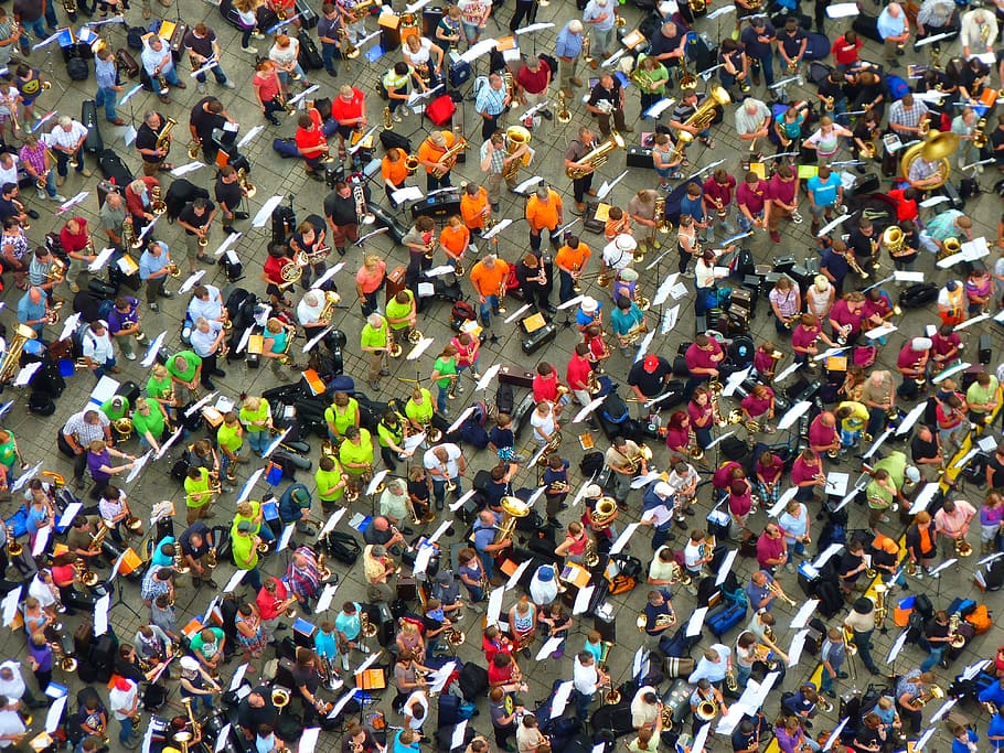 aereo, foto, corona, strada, giorno, umano, gruppo, collezione, persone, molti, folla, piazza della cattedrale, giorno del trombone, Ulm, stadio, parte del corpo umano, grande gruppo di persone, fan - appassionato, sport, gruppo di persone, vista dall'alto, persone reali, solidarieta, uomini, stili di vita, architettura, all'aperto, attività di svago, donne, città, fascia d'età mista, protesta, unità, spettatore, eccitazione, braccia alzate, 4K