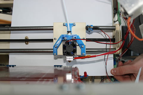 drukarka, 3d, głowa, jedna osoba, ludzka ręka, technologia, pracujący, część ludzkiego ciała, zawód, naprawianie, przemysł, sprzęt, Inżynieria, wewnątrz, dłoń, kabel, elektryk, prawdziwi ludzie, technik, umiejętność, selektywne skupienie, Elektryczność, mechanik, złożoność, 5K, CC0, domena publiczna, darmowe zdjęcia
