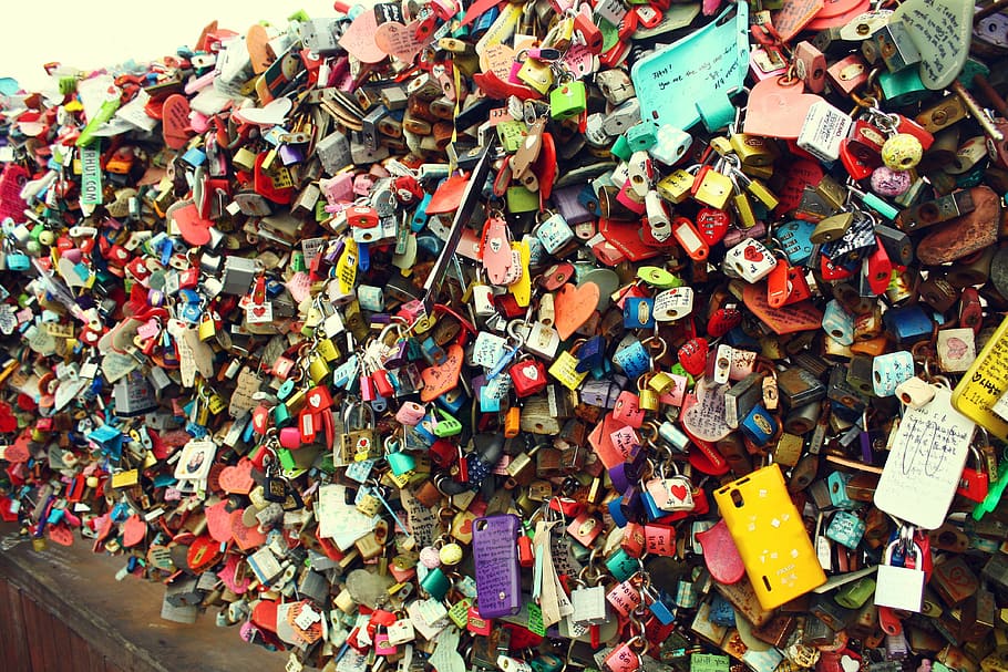 lot d’articles de colors assortits, marró, superfície, clau, bloqueig, amor, promesa, amants, Seül, torre de namsan, Corea, gran grup d'objectes, abundància, multicolor, cadenat, emoció positiva, seguretat, emoció, elecció, cap gent, variació, bloqueig d’amor, protecció, dia, marc complet, metall, barana, penjant, a l'aire lliure, missatge, 4K