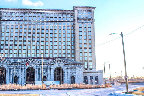 building, structure, grass, flag, usa, pole, light, bulb, sky, clouds, road, street, architecture, built structure, building exterior, winter, snow, day, cold temperature, nature, city, no people, outdoors, travel destinations, religion, place of worship, history, 5K, CC0, public domain, royalty free