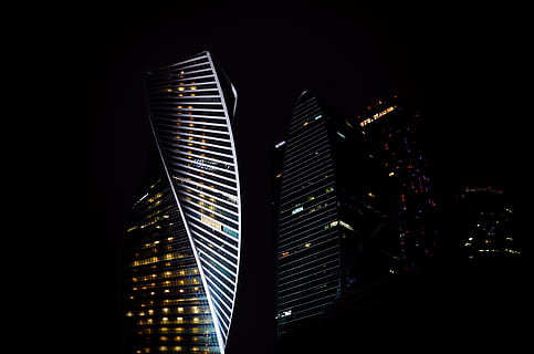 foto, grattacielo, costruzione, foto ravvicinata, grigio, nero, bianca, calcestruzzo, notte, finestra, architettura, attività commerciale, paesaggio urbano, scena urbana, edificio per uffici, struttura costruita, esterno dell'edificio, Torre, moderno, città, skyline urbano, illuminato, edificio per uffici esterno, alto - alto, ufficio, nessuno, cielo, natura, Inquadratura dal basso, buio, all'aperto, distretto finanziario, 4K, CC0, dominio pubblico, privo di copyright