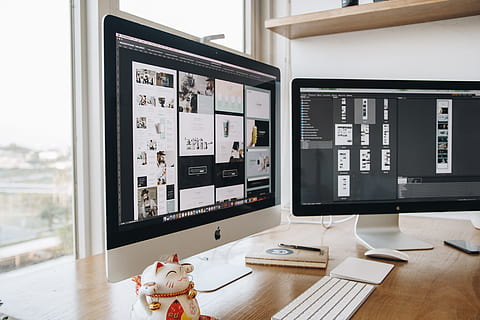 äpple, skrivbord, arbetssätt, tabell, dator, enheter, visa, elektronik, imac, tangentbord, mac, övervaka, monitorer, mus, skärm, skärmar, teknologi, fönster, arbete, arbetsplats, arbetsyta, royalty bilder, inomhus, inhemska rum, leksak, inget folk, dag, heminredning, möbel, Gosedjur, fokusera på förgrunden, fortfarande liv, nallebjörn, transparent, golv, parkettgolv, frånvaro, Hem, 5K, CC0, offentligt domän, royaltyfria