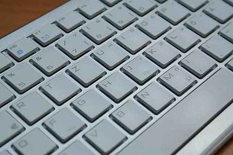 superficial, focalizați fotografia, tastatură, scrisori, dispozitiv de intrare, calculator, intrare, chei, hardware-, Atingeți, font, părăsi, periferic, accesorii, dispozitiv periferic, alb, argint, închide, macro, tastatura, laptop, tehnologie, Internet, cheia computerului, PC, a închide, echipamente de calcul, nici o persoana, conexiune, comunicare, computere, tehnologia fără fir, în interior, text, fundaluri, culoare alba, cadru complet, gri, scrisoare, argintiu colorat, 5K, CC0, domeniu public, fără drepturi de autor