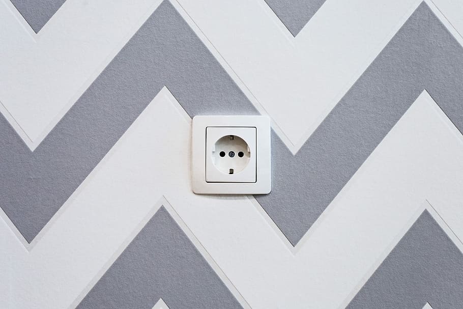 blanc, regleta d'endolls, muntat, gris, chevron, pintat, paret, elèctric, endoll, paret de galons, presa elèctrica, presa de corrent elèctric, electricitat, sortida, forma, arquitectura, a l'interior, Color blanc, forma geomètrica, cap gent, patró, estructura construïda, disseny, forat, forma de triangle, funció de construcció de parets, primer pla, edifici, interior de casa, tir de l'estudi, sol objecte, Font d'alimentació, 4K