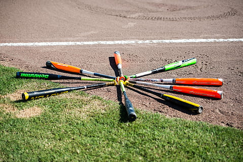 beisbol, ratpenats, camp, multicolor, esport, dia, cap gent, naturalesa, terra, herba, color verd, primer pla, tir amb arc, competició, a l'aire lliure, centrar-se en primer pla, disparar objectiu, planta, elecció, objectiu esportiu, grup mitjà d'objectes, llum solar, 5K, CC0, domini públic, lliure de regalies
