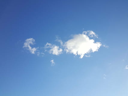nube, cielo azul, cielo de nubes, ligero, deriva, naturaleza, azul, clima, día, cielo, verano, antecedentes, aire, al aire libre, blanco, cúmulo, nube - cielo, belleza en la naturaleza, nadie, el color blanco, luz del sol, paisaje de nubes, emoción positiva, tranquilidad, paisajes - naturaleza, escena tranquila, forma de corazón, idílico, emoción, ambiente, meteorología, viento, brillante, pureza, 2K, CC0, dominio público, libre de derechos