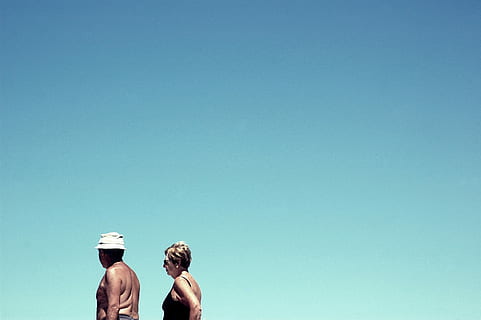 homme, photo de femme, homme et femme, photo, l'âge humain, moment de la journée, technique de l'image, en plein air, type d'image, phenomene naturel, adulte, appartenance ethnique, image couleur, position physique, point de vue, activité en mouvement, Hommes, groupe de personnes, espace de copie, forme de communication, journée, femmes, Seulment les adultes, faible angle de vue, ethnie caucasienne, structure construite, Vêtements, petit groupe de personnes, permanent, ciel, ciel clair, personnes, structure faite par l'homme, groupe multiethnique, adulte majeur, femmes âgées, deux personnes, bleu, la nature, Vrais gens, unité, Activité de loisir, modes de vie, vue arrière, photo du visage, couple - relation, chapeau, en regardant la vue, 2K, CC0, domaine public, libre de droits