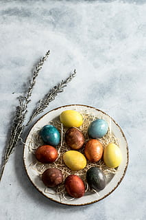 uova a colori assortiti, bianca, ceramica, vassoio, piatto, posare, foto, decorativo, uova, uovo, Pasqua, distesa piatta, colore, colorato, cibo, cibo e bevande, celebrazione, natura morta, nessuno, vista dall'alto, uovo di Pasqua, in casa, vacanza, cibo dolce, freschezza, multicolore, tavolo, indulgenza, direttamente sopra, tentazione, 5K, CC0, dominio pubblico, privo di copyright