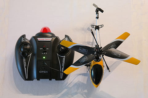 helicòpter, control remot, model, model d’helicòpter, rotors, hèlix, joguines, volar, controlat remotament, tecnologia, temes de fotografia, cap gent, equipament, a l'interior, comunicació, natura morta, equip fotogràfic, primer pla, càmera - equip fotogràfic, funció de construcció de parets, connexió, metall, cultura i entreteniment artístic, taula, dia, trípode, manera de transport, color negre, text, càmera digital, avió, 5K, CC0, domini públic, lliure de regalies