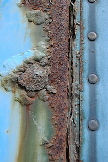 struttura, ruggine, Marrone, blu, vernice scrostata, acqua, riflessione, nessuno, giorno, all'aperto, mare, avvicinamento, metallo, intemperie, vecchio, arrugginito, strutturato, Entrata, porta, declino, deterioramento, corri giù, danneggiato, architettura, abbandonato, obsoleto, bullone, acciaio, 4K, CC0, dominio pubblico, privo di copyright