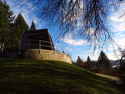 foto da paisagem, construção, arquitetura, filiais, nuvens, luz do dia, meio Ambiente, outono, cerca, grama, panorama, gramado, leve, natureza, ao ar livre, parque, cênico, temporada, céu, viagem, arvores, árvore, estrutura construída, plantar, exterior do edifício, árvore nua, dia, ninguém, indústria, terra, nuvem - céu, geração de combustível e energia, campo, fábrica, ramo, visão de baixo ângulo, 5K, CC0, domínio público, royalty free