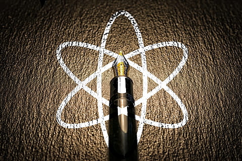 atomic, atom, stilou, simbol atomic, nici o persoana, artă și sculptură, direct deasupra, a închide, vinietă, în aer liber, concurență, zi, creativitate, natură, culoare alba, culoare neagră, montare pe perete, desen - produs de artă, formă, emoţie, arhitectură, sportiv, studio shot, 1080P, CC0, domeniu public, fără drepturi de autor