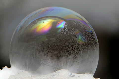 superficiale, fotografia a fuoco, bolla, bolla di sapone, zer, inverno, freddo, ghiacciato, ghiaccio, congelato, bolla congelata, invernale, eiskristalle, struttura, modello, la neve, fragilità, nessuno, riflessione, rifrazione, bacchetta, avvicinamento, in casa, giorno, spettro, sfera, natura, sapone sud, girato in studio, singolo oggetto, forma, all'aperto, acqua, multicolore, vulnerabilità, sfondo nero, cerchio, 5K, CC0, dominio pubblico, privo di copyright