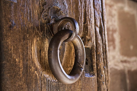 Tor, Ring, Eingang, Griff, Metall, alt, Ornament, Metallgriff, historisch, Schmiedeeisen, Schloss, Stadtwache, heidelberg, Geschichte, Pfalz, kurpfalz, Barock, Holz - Material, Tür, Türklopfer, Sicherheit, Nahansicht, Schutz, sperren, keine Leute, texturiert, Türknauf, Kreis, Knopf, hängend, geschlossen, Tag, Haustür, 5K, CC0, gemeinfrei, lizenzfrei