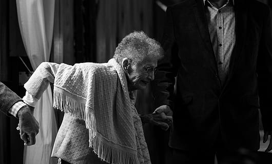 photo en niveaux de gris, femme, écharpe, homme tenant une femme, sécurité sociale, noir et blanc, adulte majeur, personnes, Hommes, hommes seniors, mâles, retraite, un seul homme senior, une personne, Seulment les adultes, un seul homme, que les hommes, vue de face, modes de vie, adulte, à l'intérieur, Vrais gens, la taille, Vêtements décontractés, regardant, Activité de loisir, se concentrer sur le premier plan, permanent, femmes âgées, intérieur de la maison, 5K, CC0, domaine public, libre de droits