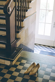 scala, scarpe, concetti e idee, oggetti, altro, in casa, passaggi, nessuno, pavimentazione, architettura, finestra, giorno, scarpa, struttura costruita, assenza, piastrella, interno di casa, gradini e scale, natura morta, pavimento piastrellato, luce del sole, vista dall'alto, modello, moda, 4K, CC0, dominio pubblico, privo di copyright