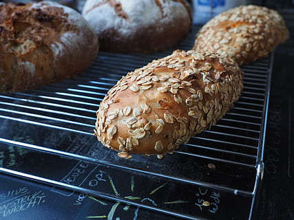 brød, bage brød, hjemmelavet, bage, brød brød, Bagværk, mad, basisfødevarer, bagt, ernæring, mad og drikke, friskhed, indendørs, ingen mennesker, klar til at spise, velvære, tæt på, høj vinkel visning, stilleben, sund kost, Brun, rist, sesamfrø, fokus på forgrunden, sesam, bolle, frø, morgenmad, fristelse, 4K, CC0, offentligt domæne, royaltyfrie