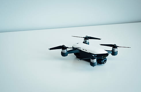 bianca, nero, drone quadricottero, fuco, pavimento, elica, tavolo, Tech, aereo, volare, scintilla, dji, Dron, veicolo aereo, volante, militare, mezzi di trasporto, modo di trasporto, singolo oggetto, aeronautica, esercito, nessuno, copia spazio, in movimento, sicurezza, forze armate, arma, mezz'aria, conflitto, tecnologia, cielo, movimento, industria aerospaziale, governo, invisibile, aggressione, 4K, CC0, dominio pubblico, privo di copyright