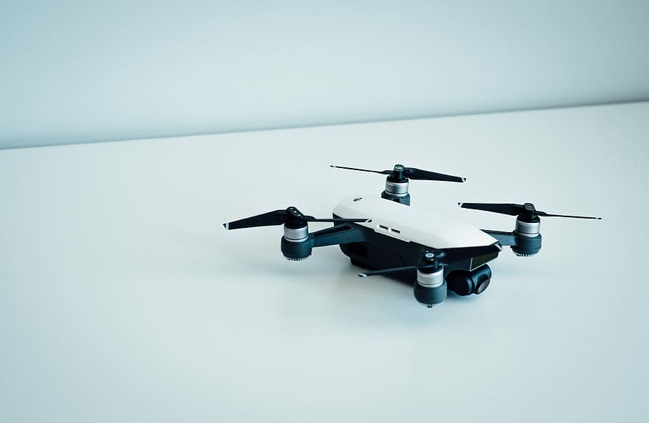 hvid, sort, quadcopter drone, drone, etage, propel, bord, tech, antenne, flyve, gnist, Dji, luftfartøj, fly, flyvende, militær, transportmidler, transportform, enkelt objekt, luftvåben, hær, ingen mennesker, kopiere plads, på farten, sikkerhed, bevæbnede styrker, våben, Midt i luften, konflikt, teknologi, himmel, bevægelse, luftfartsindustrien, regering, stealth, aggression, 4K