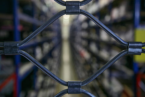 Zaun, Rolltor, Gestell, Fahrrad, Metall, Nahansicht, keine Leute, Technologie, Tag, drinnen, Fokus auf den Vordergrund, Transport, Landfahrzeug, Transportmittel, draußen, Lenker, Verbindung, stationär, Barriere, Muster, selektiver Fokus, Grenze, Sport, Sicherheit, 2K, CC0, gemeinfrei, lizenzfrei