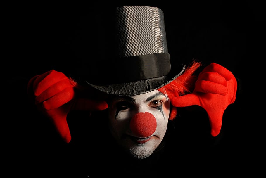 uomo, costume da clown, colore, clown, guanti, rosso, sfondo nero, girato in studio, ritratto, una persona, dipingere, guardando la fotocamera, cappello, in casa, trucco, adulto, Halloween, buio, parte del corpo umano, pittura facciale, colore nero, capi di abbigliamento, paura, donne, il male, bella donna, volto umano, aggressione, 4K