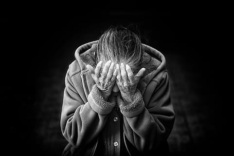 gråskala foto, person, knapphettad jacka, sätta, händer, ögon, gråskale, Foto, knappen uppåt, jacka, i hans ögon, en person, människor, sorg, ensamhet, svartvitt, kvinnor, depression - sorg, mänsklig hand, bön-, kaukasisk etnicitet, honor, vuxen, bara en man, från midjan och uppåt, bara män, huva - kläder, hand, dolda ansikte, frontvy, oigenkännlig person, beläggning, känslomässig stress, huvud i händer, förtvivlan, inomhus, känsla, studio skott, män, gömmer, svart bakgrund, hopplöshet, mörk, 5K