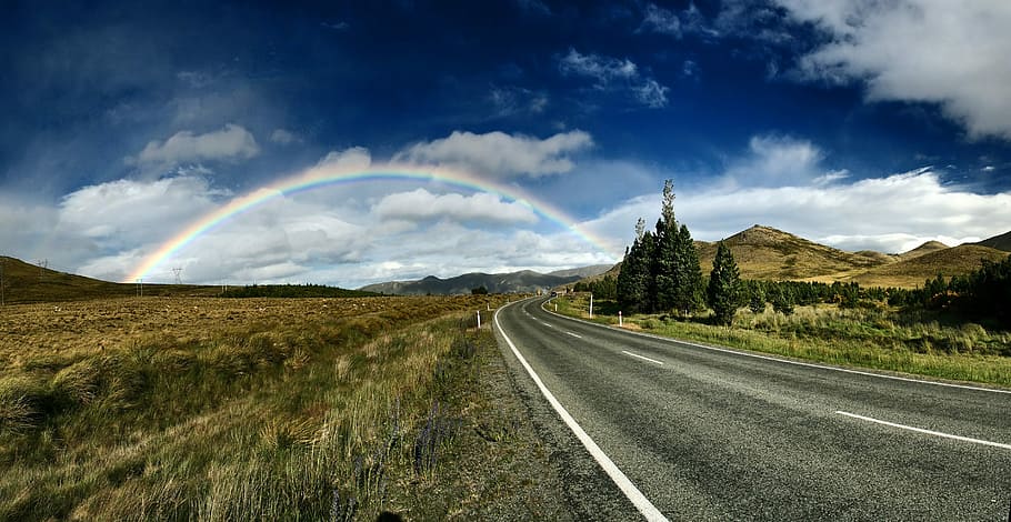 autostrada, alberi, arcobaleno, blu, cielo, strada, giorno, campo, albero, campagna, rurale, montagna, modo, paesaggio, viaggio su strada, arcobaleno pieno, in viaggio, isola del sud, Nuova Zelanda, mezzi di trasporto, nuvola - cielo, ambiente, scenics - natura, natura, bellezza nella natura, la strada davanti, direzione, scena non urbana, nessuno, terra, simbolo, cartello, la tranquillità, erba, all'aperto, linea di divisione, pioggia, 2K