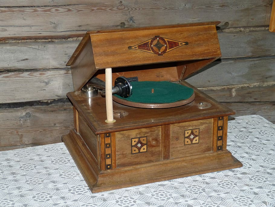 grammofono, registrazione, fonografo, musica, grammofono, disco, dispositivo audio, sfumatura, piatto, strumento, storicamente, Russia, legno - materiale, vecchio stile, vista dall'alto, in casa, nessuno, giorno, in stile retrò, vecchio, antico, natura morta, scatola, cassetto, scatola - contenitore, analogico, numero, tecnologia, tavolo, comunicazione, contenitore, 4K
