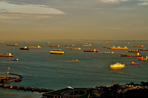 Schiffe, Karosserie, Wasser, Gewässer, Hafen, Meer, Transport, Wasserfahrzeug, Güterverkehr, Containerschiff, Frachtcontainer, kommerzielles Dock, Industrieschiff, Versand, Industrie, Transportart, Himmel, keine Leute, Stadtbild, Natur, draußen, Transportmittel, die Architektur, High Angle View, wolke - himmel, Schiff, Sonnenuntergang, 1080P, CC0, gemeinfrei, lizenzfrei