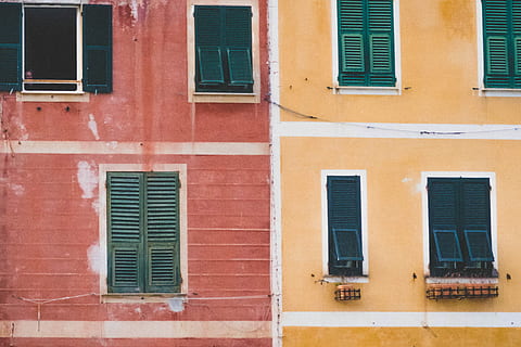 dos, naranja, rojo, Alto, edificios, selectivo, fotografía de enfoque, hormigón, edificio, pared, ventana, obturador, color, amarillo, verde, urbano, ciudad, casa, papel pintado, textura, arquitectura, estructura construida, exterior del edificio, Distrito residencial, día, nadie, al aire libre, ladrillo, pared de ladrillo, pared - característica de la construcción, fotograma completo, luz del sol, antecedentes, cerrado, marco de la ventana, 2K, CC0, dominio público, libre de derechos