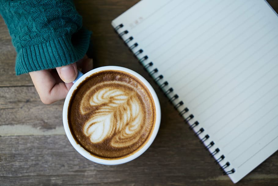cappuccino, al costat, quadern de primavera, cafè, quadern, latte, mans, verd, cafeïna, tassa, espresso, curs, tassa de cafè, bon dia, menjar, macro, estil de vida saludable, fotografia, despertar, begudes, al matí, foto, foto de menjar, bolígraf, el treball, treballar, escriure, fons, cafeteria, llegir, marró, taula, taulers de fibra de fusta, detall, vidre, beure, cafè - beguda, part del cos humà, menjar i beguda, vista d’angle alt, una persona, a l'interior, mà humana, refresc, beguda calenta, beguda espumosa, celebració, creativitat, adult, mà, bloc de notes, 5K