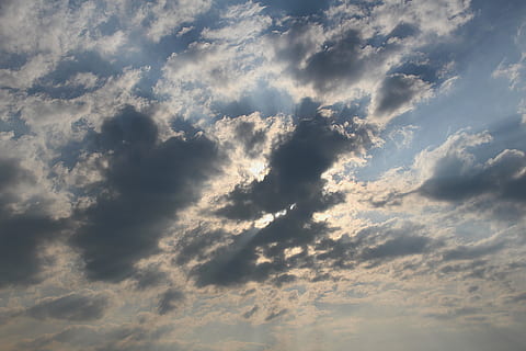 himmel, skyer, skyer form, mørke skyer, sky - himmel, skønhed i naturen, baggrunde, natur, cloudscape, ingen mennesker, ro, dramatisk himmel, miljø, udendørs, scenics - natur, sollys, vind, lav vinkel visning, fluffy, atmosfære, idyllisk, meteorologi, blødhed, 5K, CC0, offentligt domæne, royaltyfrie