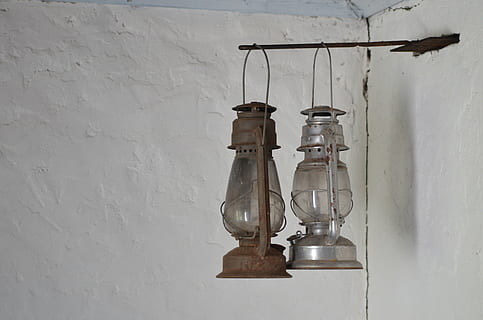 olio, lanterna, vecchio, caratteristica della parete, nessuno, sospeso, Colore bianco, attrezzatura per l'illuminazione, in casa, giorno, parete, struttura costruita, lampada ad olio, vetro - materiale, architettura, lampadina, natura, avvicinamento, Inquadratura dal basso, trasparente, contenitore, lampada elettrica, 2K, CC0, dominio pubblico, privo di copyright