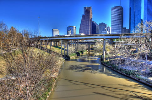 zdjęcie krajobrazu, stalowy most, Houston, Teksas, USA, wieżowiec, Houston, texas, wysoki wzrost, śródmieście, Miasto, Ameryka, Budynki, most, rzeka, pejzaż miejski, scena miejska, miejska linia horyzontu, most - struktura stworzona przez człowieka, centrum dzielnicy, architektura, odbicie, zbudowana struktura, budynek biurowy, Nowy Jork, znane miejsce, na dworze, woda, na zewnątrz budynku, noc, żadnych ludzi, transport, niebo, połączenie, Natura, budynek biurowy na zewnątrz, drzewo, roślina, budynek, cele podróży, nowoczesny, 2K, CC0, domena publiczna, darmowe zdjęcia