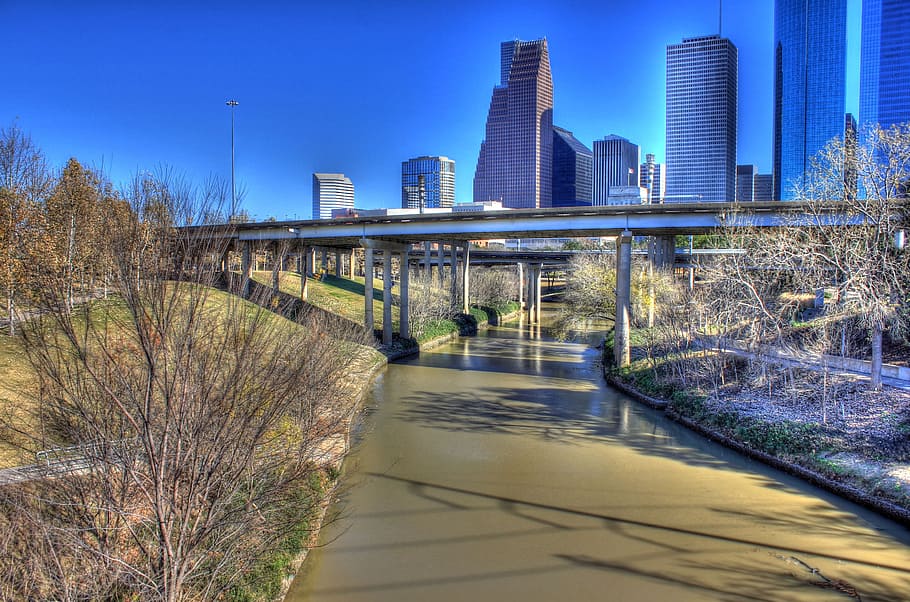 foto de paisatge, pont d’acer, Houston, Texas, EUA, gratacels, Houston, texas, de gran alçada, centre de la ciutat, ciutat, Amèrica, edificis, pont, riu, paisatge urbà, escena urbana, horitzó urbà, pont - estructura feta per l'home, districte del centre de la ciutat, arquitectura, reflexió, estructura construïda, edifici d'oficines, nova York, lloc famós, a l'aire lliure, aigua, exterior de l'edifici, nit, cap gent, transport, cel, connexió, naturalesa, exterior d’edifici d’oficines, arbre, planta, edifici, destinacions de viatge, modern, 2K