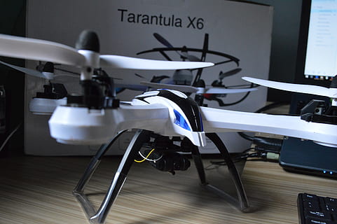 drone, hèlixs, mini avió, vehicle aeri, transport, indústria aeroespacial, cabina, avió, tecnologia, cap gent, comunicació, a l'interior, taula, text, connexió, primer pla, seguretat, pistola, ordinador, temes de fotografia, natura morta, manera de transport, 5K, CC0, domini públic, lliure de regalies