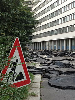 Seite? ˅, Bauarbeiten, Teer, Boden, Straße, Stein, Schild, die Architektur, Zeichen, gebaute Struktur, Stadt, Gebäudehülle, Tag, Straßenschild, Kommunikation, Gebäude, keine Leute, Warnschild, Natur, Transport, Pflanze, Baum, Baugewerbe, Baustelle, draußen, Straßenwarnschild, 2K, CC0, gemeinfrei, lizenzfrei