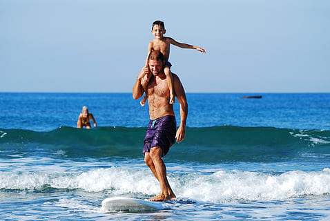 om, purtător, fiu, călărie, alb, surfing board, plajă, fiul său, surfing, bord, mare, bărbați, în aer liber, placă de surf, vară, oameni, vacante, distracţie, adult, sportiv, masculi, etnie caucaziană, acțiune, stiluri de viață, apă, orizontul peste apă, mişcare, doi oameni, resolidarizare, teren, excursie, vacanţă, bustul gol, cer, Activitatea de agrement, val, natură, pantaloni scurti, emoție pozitivă, entuziasm, 4K, CC0, domeniu public, fără drepturi de autor