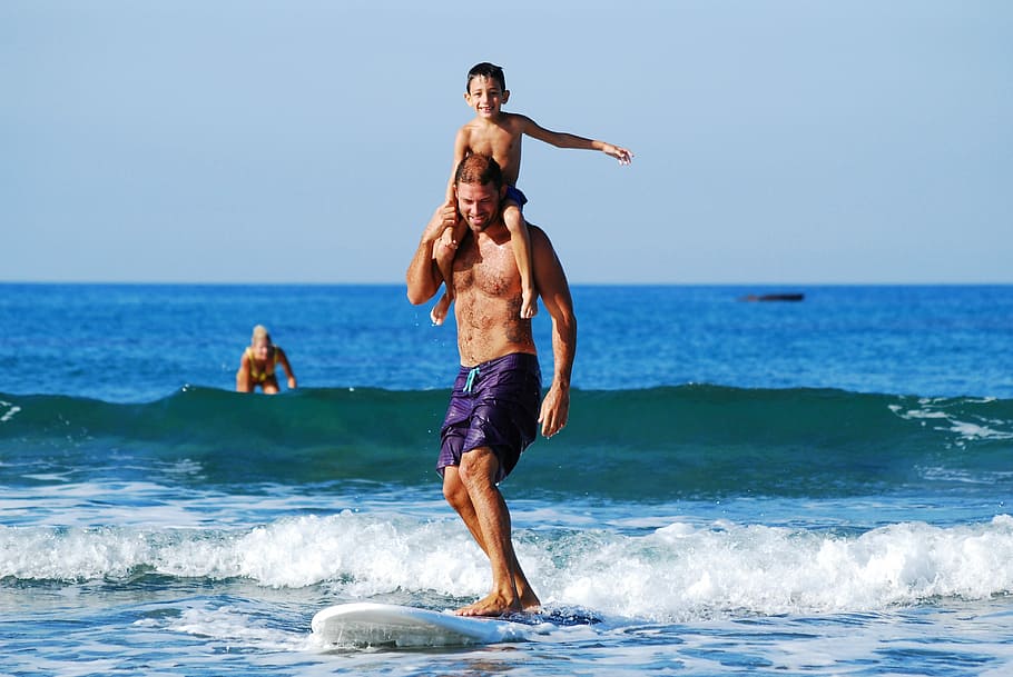 home, portar, fill, muntar a cavall, blanc, taula de surf, platja, el seu fill, surf, pissarra, mar, homes, a l'aire lliure, estiu, gent, vacances, diversió, adult, esport, mascles, ètnia caucàsica, acció, estils de vida, aigua, horitzó sobre l’aigua, moviment, dues persones, unió, terra, viatge, festa, sense camisa, cel, activitat d'oci, onada, naturalesa, curts, emoció positiva, emoció, 4K
