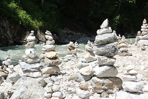 cairn, kamenná hromada, kameny, zásobník, sochařství, steinig, pevný, Skála, rock - objekt, den, Příroda, kámen - objekt, nikdo, rostlina, strom, Zůstatek, klid, voda, slunečního světla, venku, klidné scény, architektura, kámen, krása v přírodě, stavba, tekoucí voda, 5K, CC0, veřejná doména, bez autorských práv
